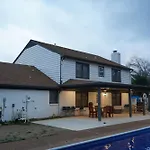 Stylish 4Br Prime Location Close To All!
