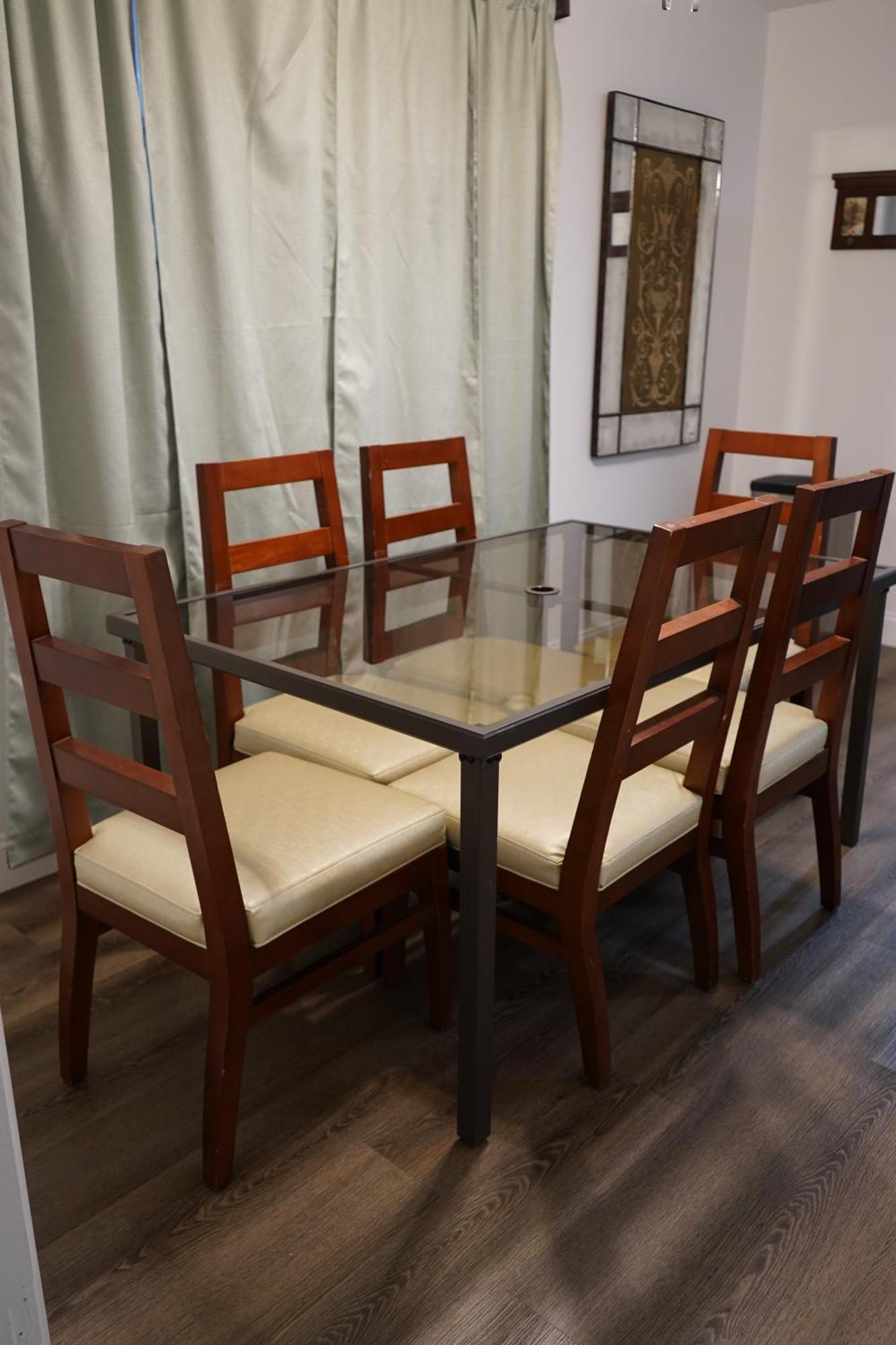Stylish 4br Prime Location Close To All! *